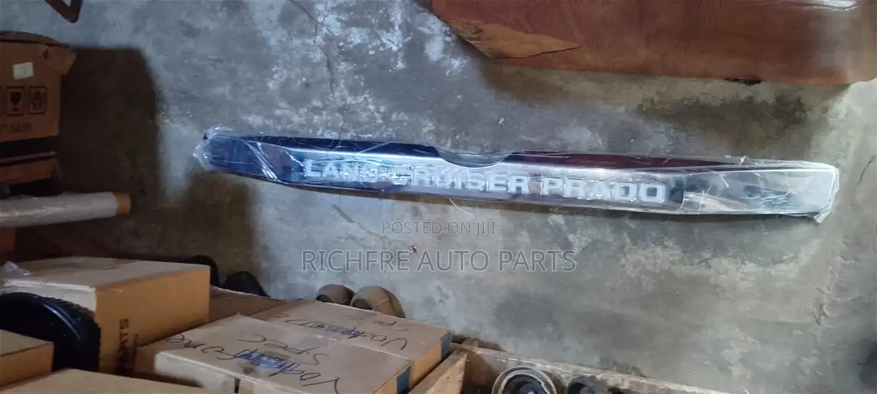 Toyota Land Cruiser Prado Boot Chrome Spoiler Shiny LED