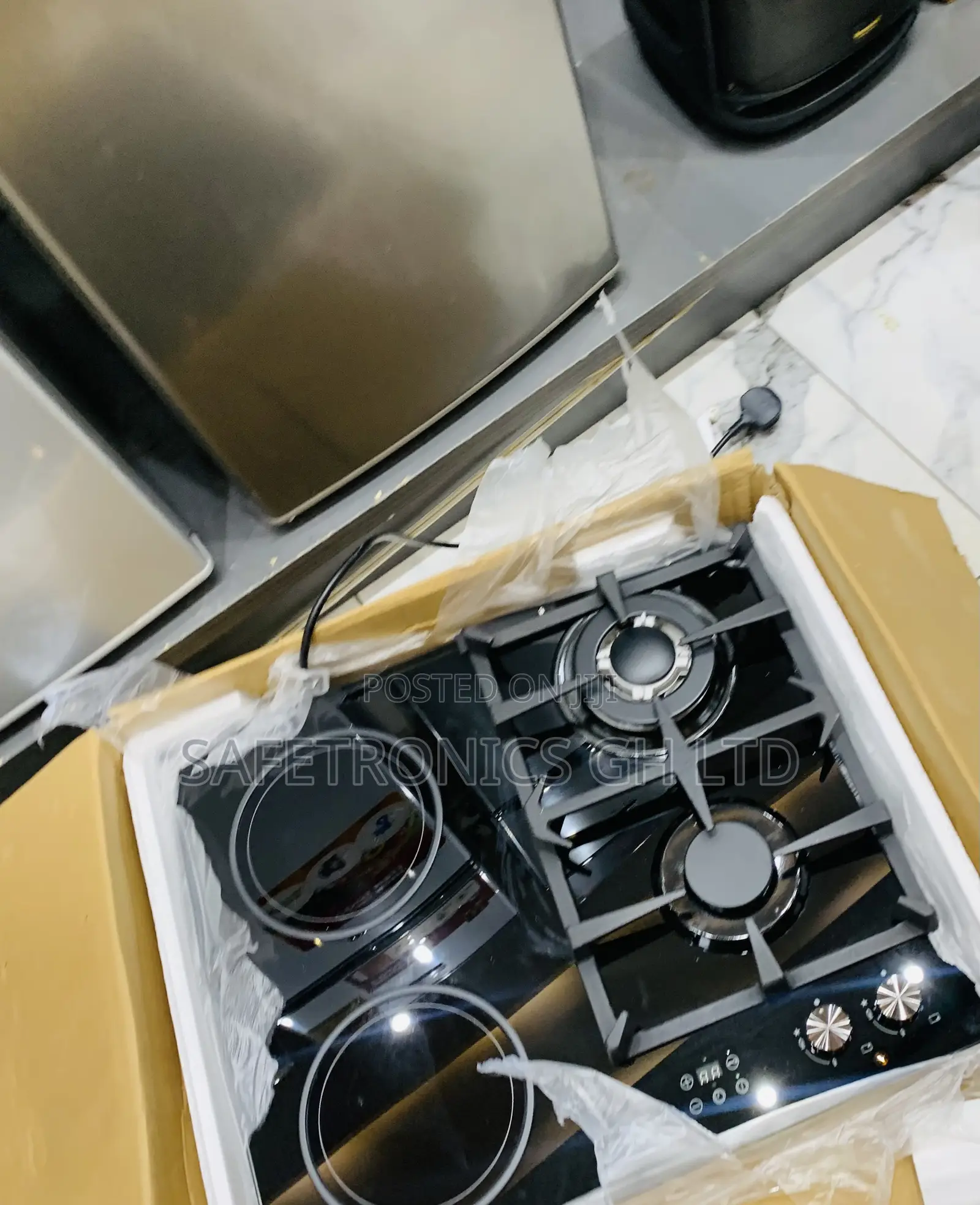 Elegant Kenwood Black Glass 2 Gas Burners and 2 Electric Hot Plates