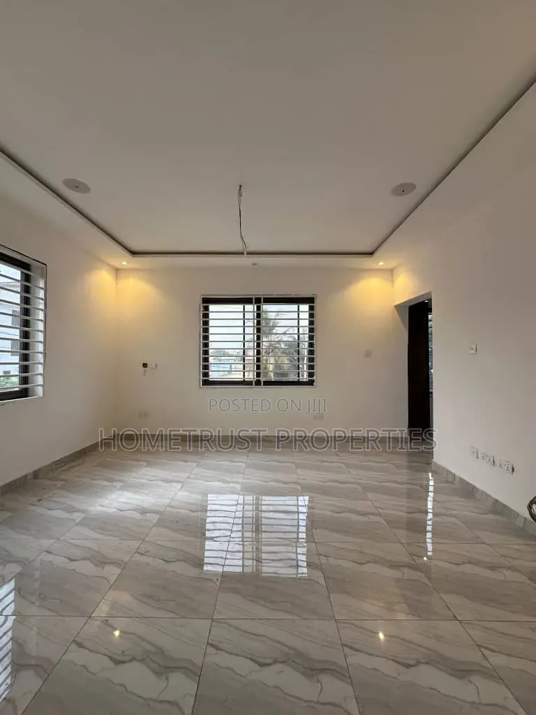 3bdrm Duplex in Ashaley Botwe, School Junction for sale