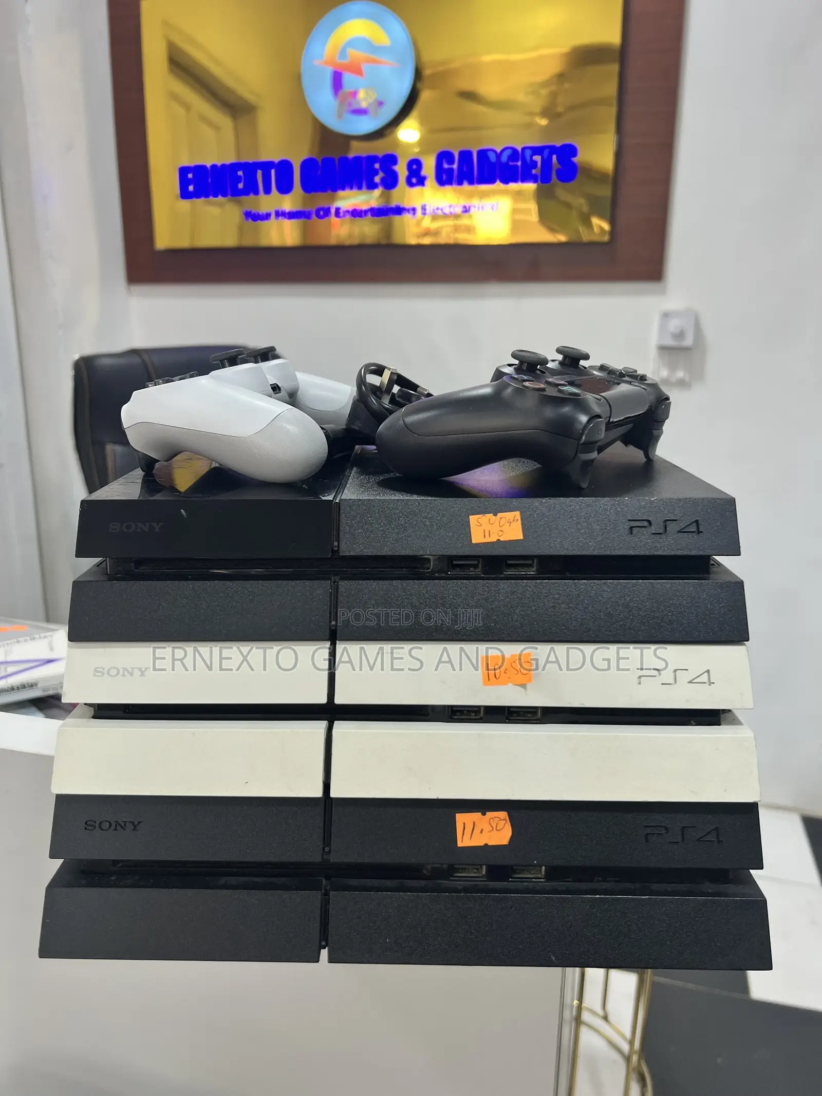 PS4 Jailbreak With 2 Controllers Loaded With 10 Games