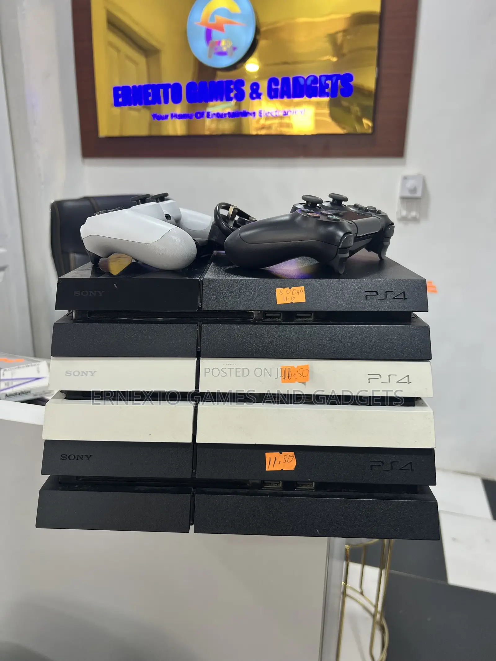 PS4 Jailbreak With 2 Controllers Loaded With 10 Games