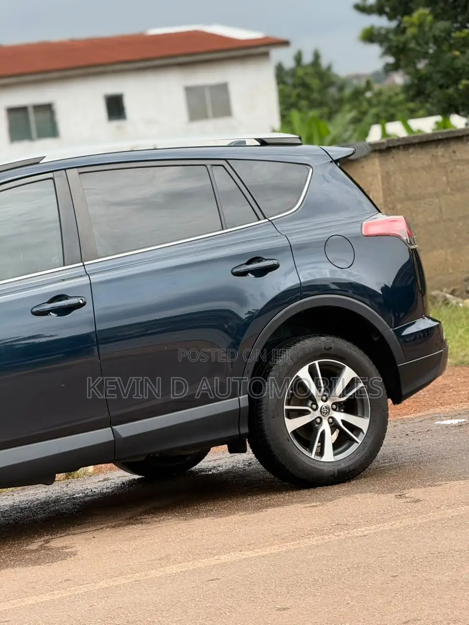 Toyota RAV4 XLE AWD 2019 Blue