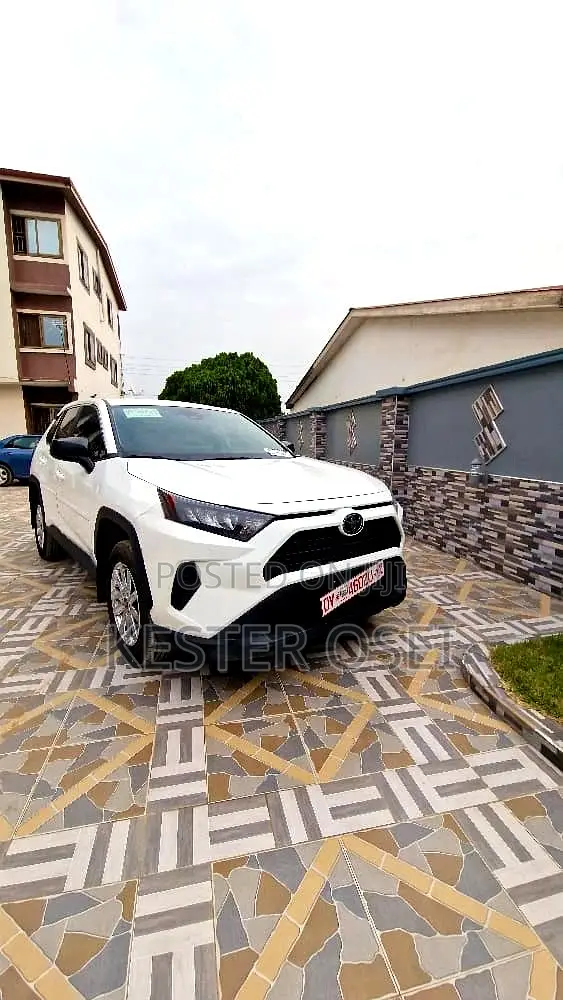 Toyota RAV4 LE 2022 White