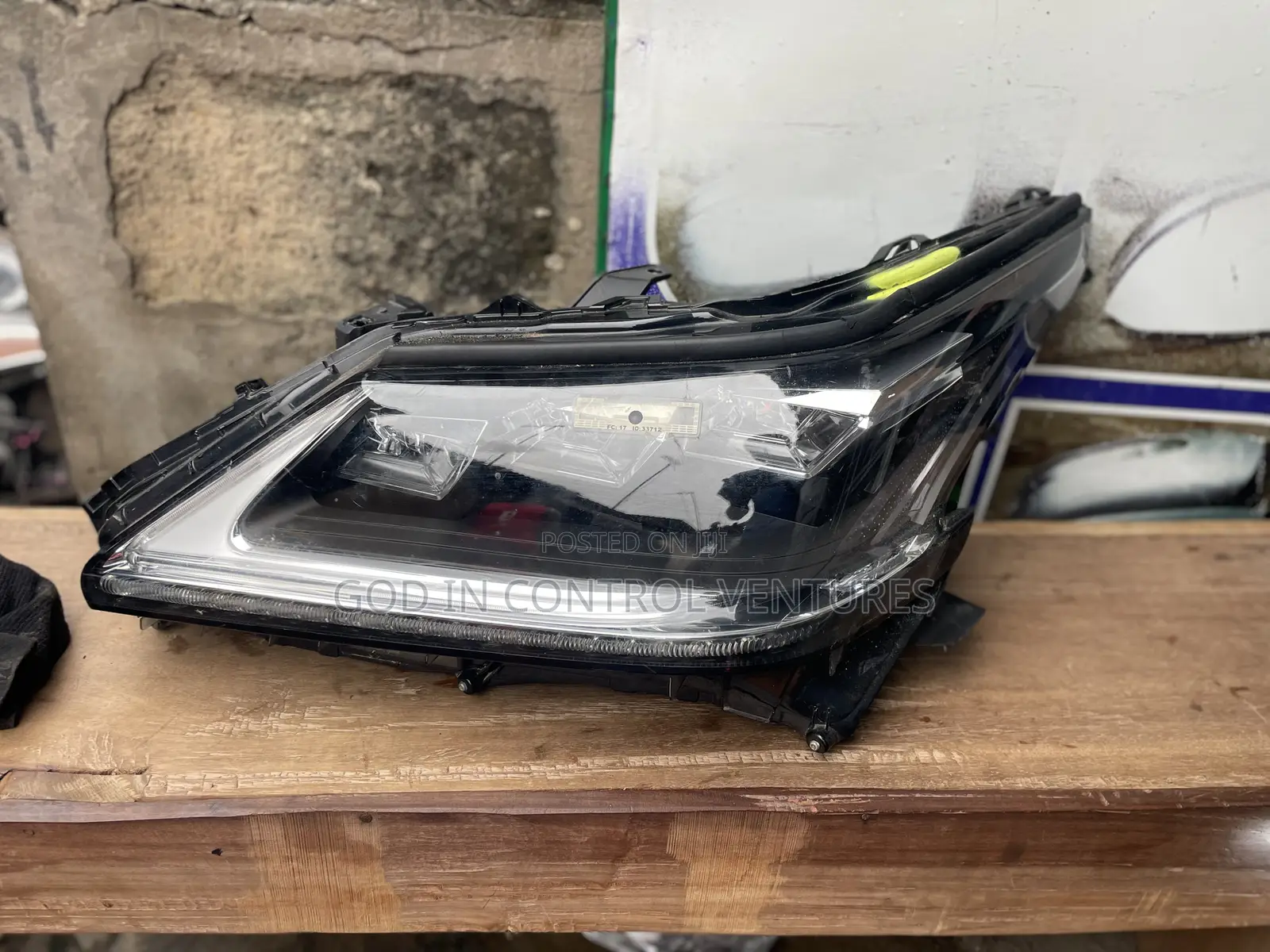 Lexus LX 570 Headlight