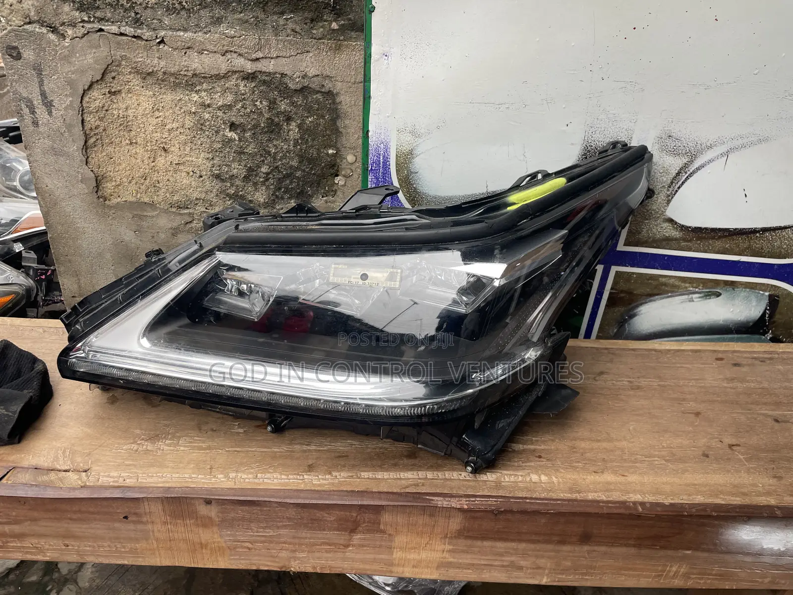 Lexus LX 570 Headlight