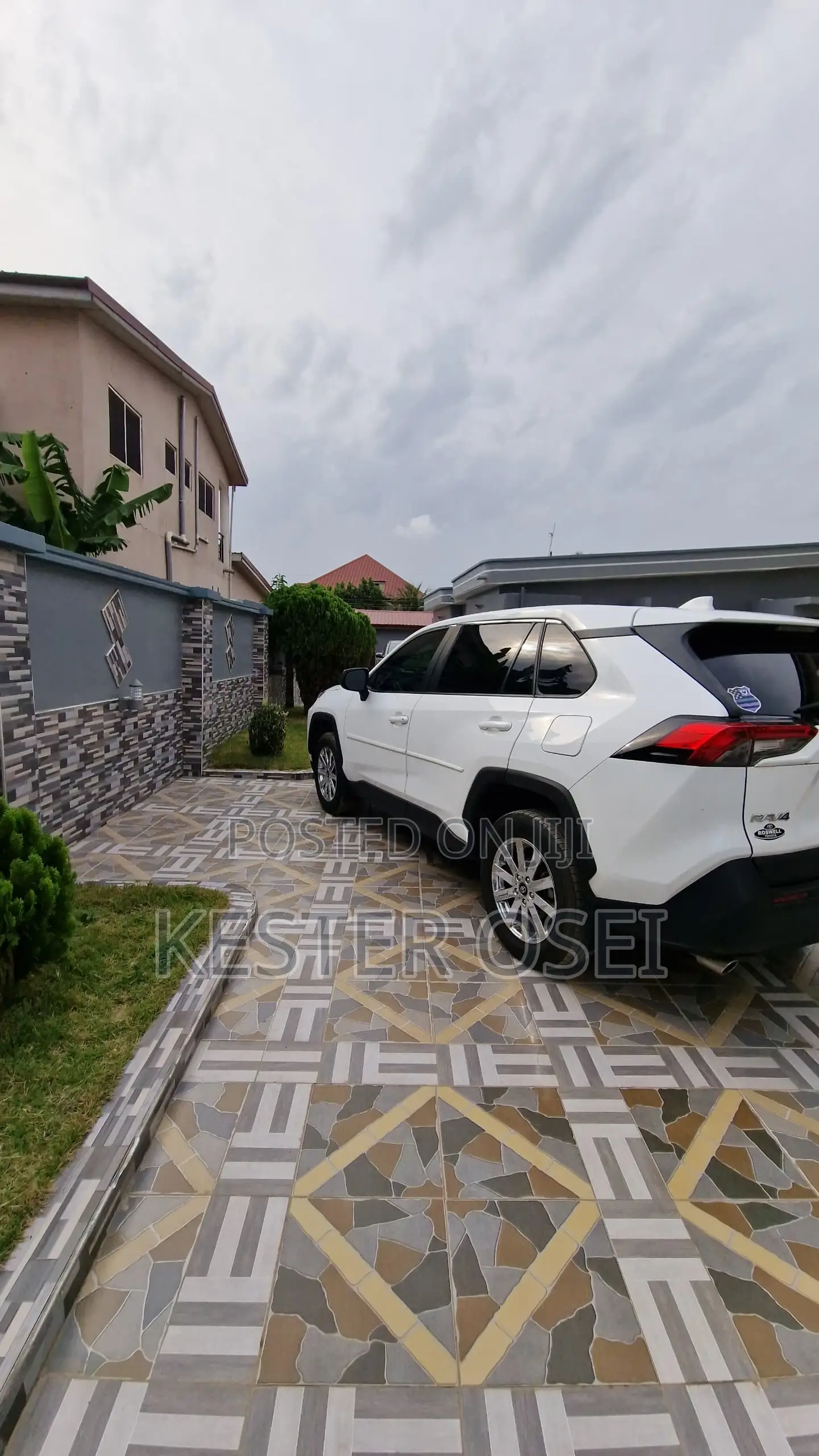 Toyota RAV4 LE 2022 White
