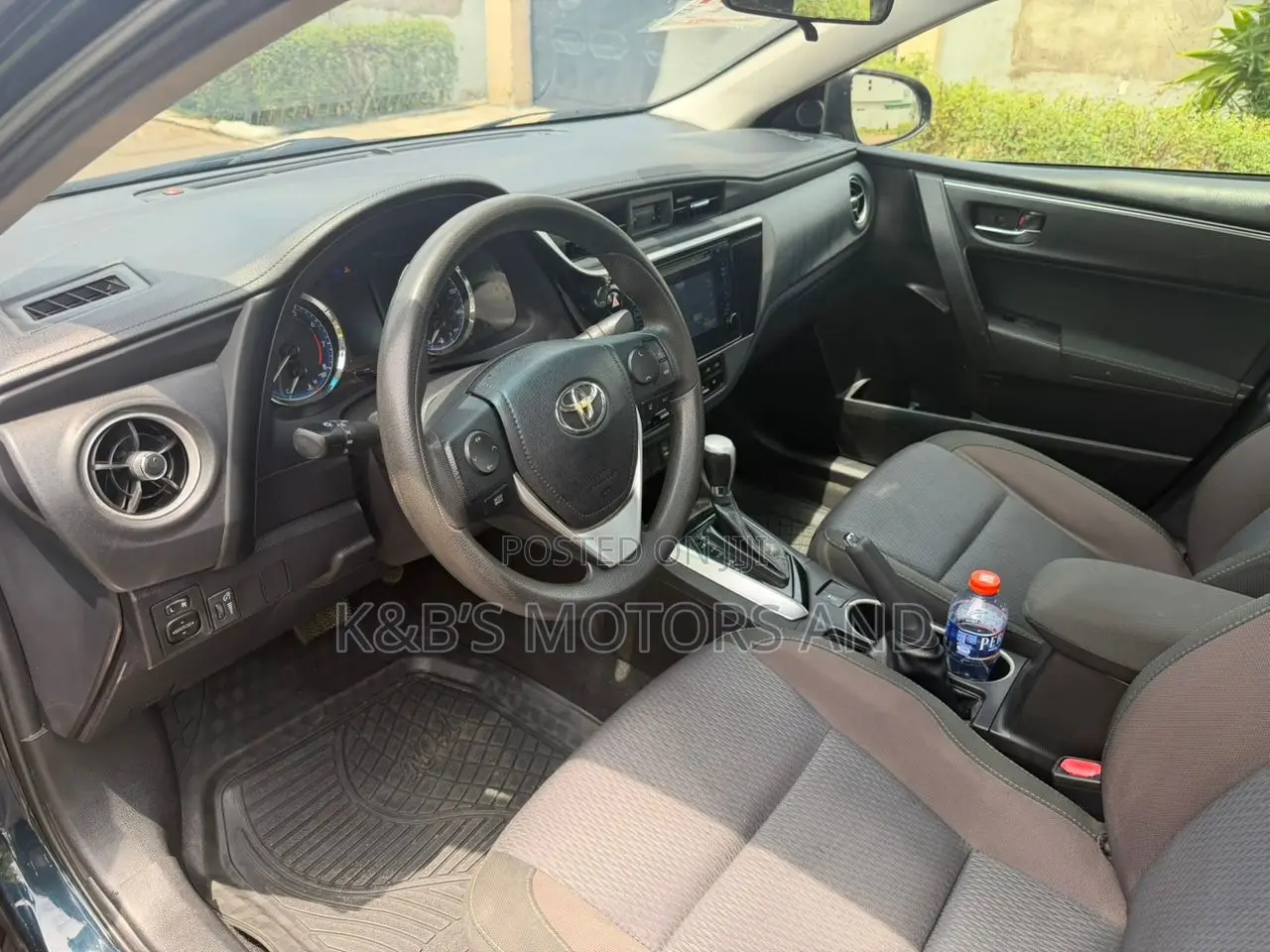 Toyota Corolla LE (1.8L 4cyl 2A) 2018 Blue