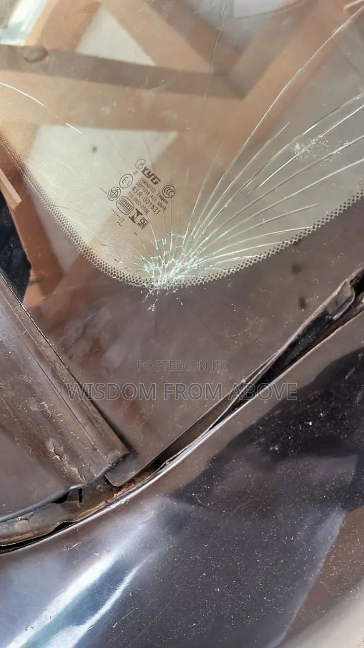 Windscreen Cracked Stopping Cracking Fixing Mobile Services Available