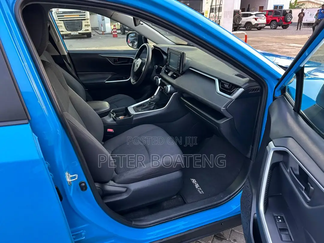 Toyota RAV4 LE FWD 2019 Blue