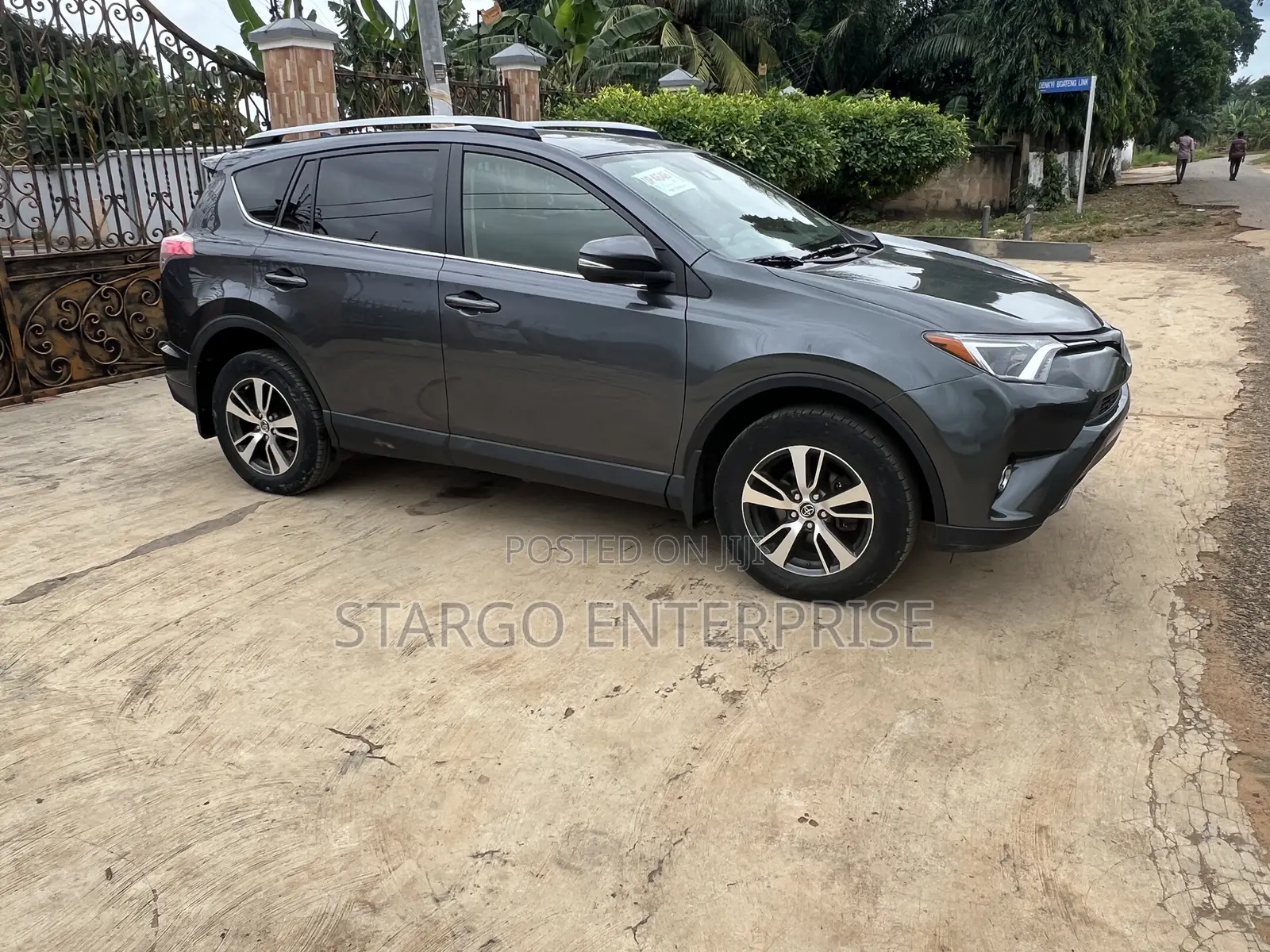 Toyota RAV4 XLE AWD (2.5L 4cyl 6A) 2017 Gray