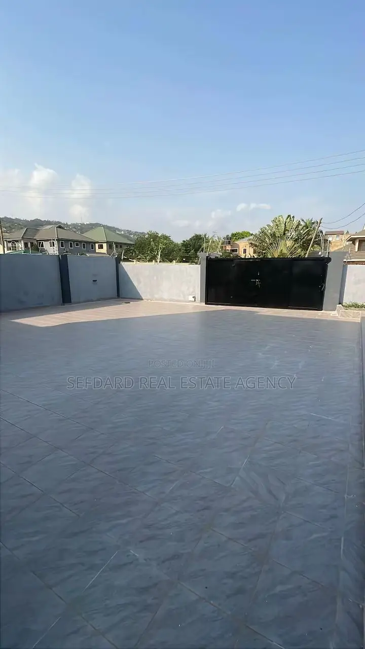 4bdrm Duplex in Sefdard Properties, Oyarifa for sale