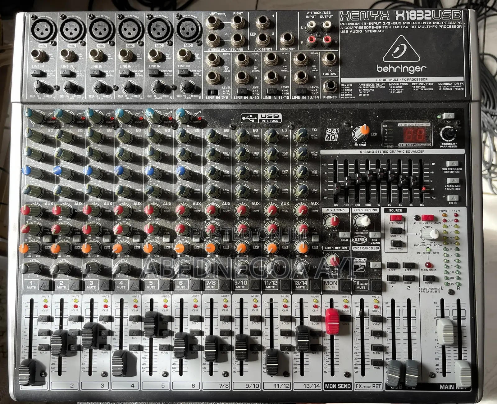 16 Chanel Mixer - Behringer