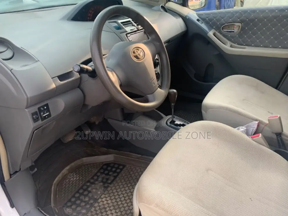 Toyota Vitz 2010 White