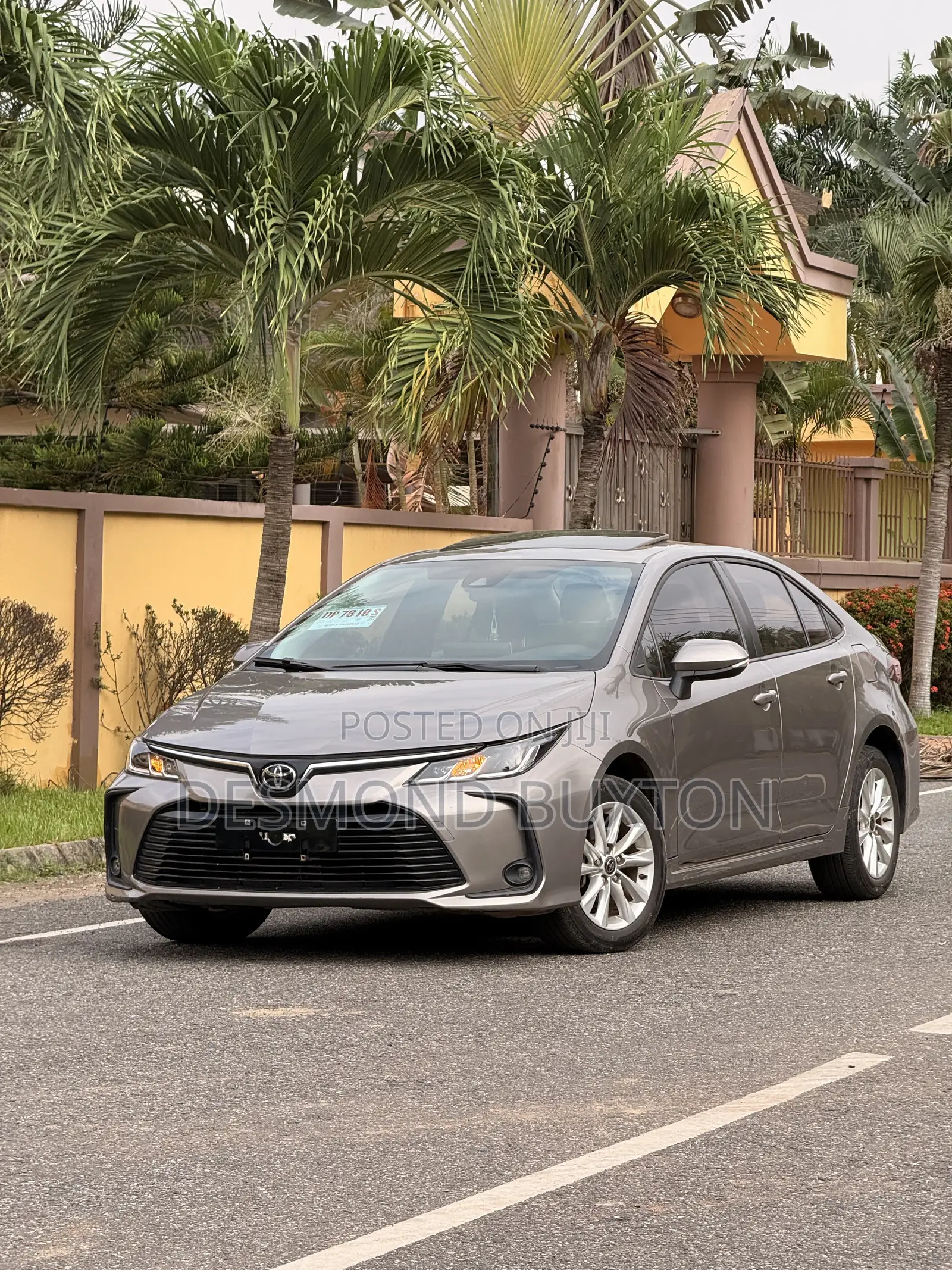 Toyota Corolla SE 2023 Gold