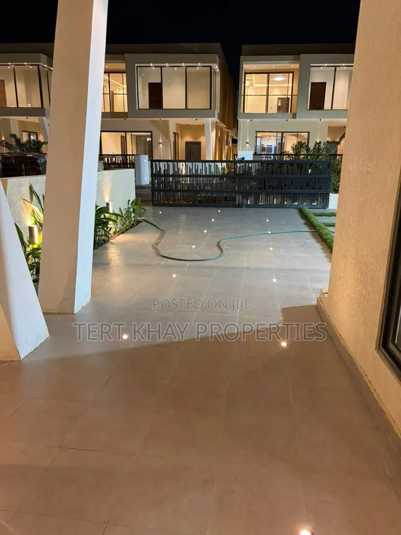 4bdrm House in Borteyman, School Junction for sale