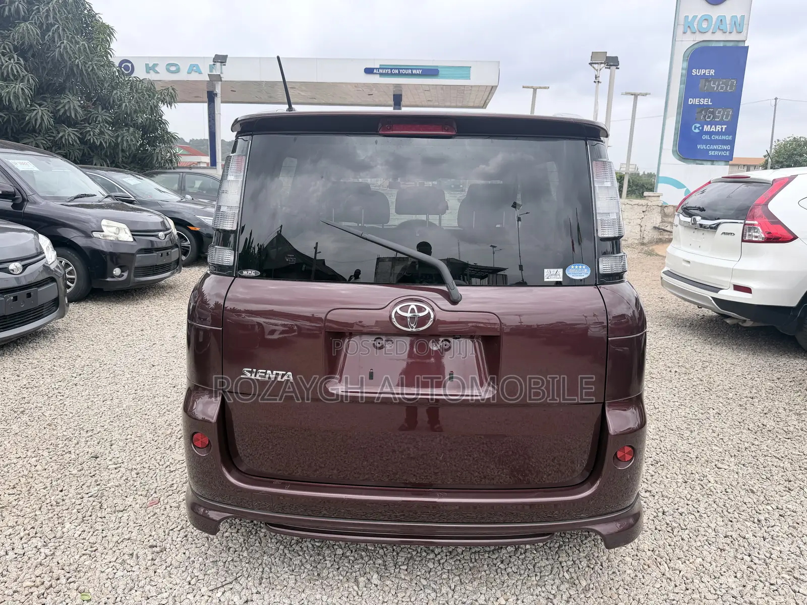 Toyota Sienta 2012 Brown