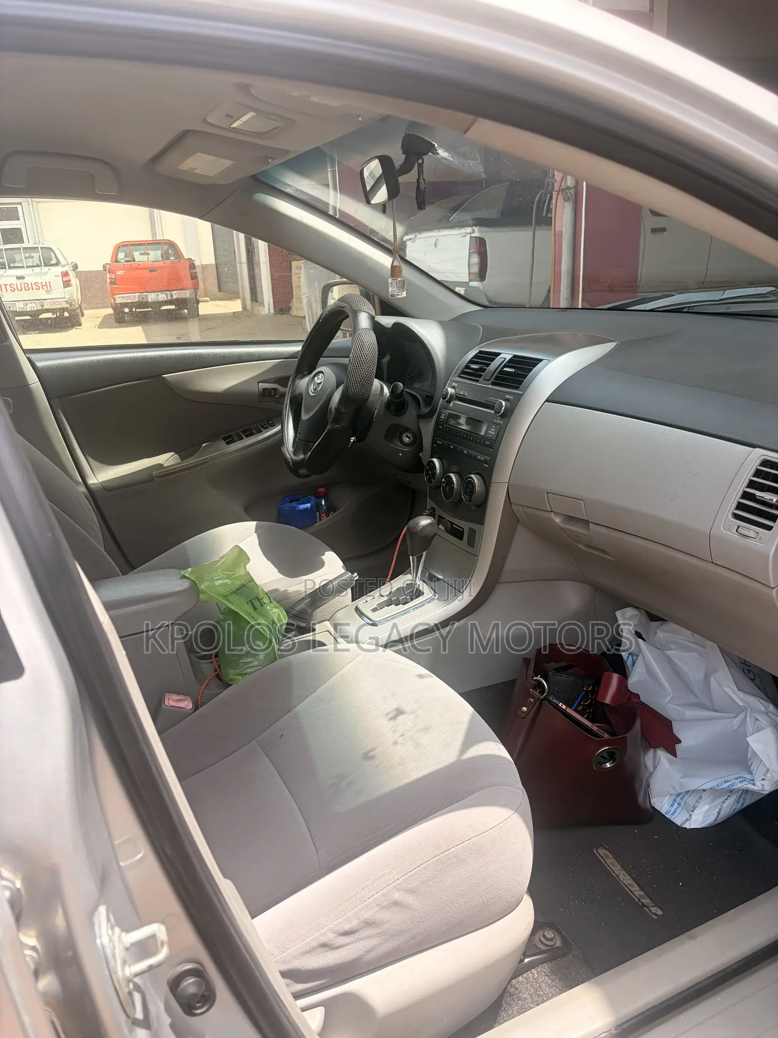 Toyota Corolla LE 4dr Sedan (1.8L 4cyl 4A) 2011 Silver