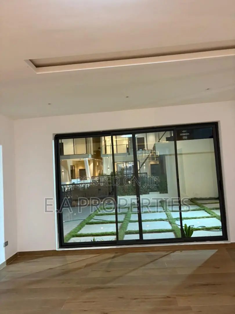 4bdrm Mansion in E A Properties, School Junction for sale