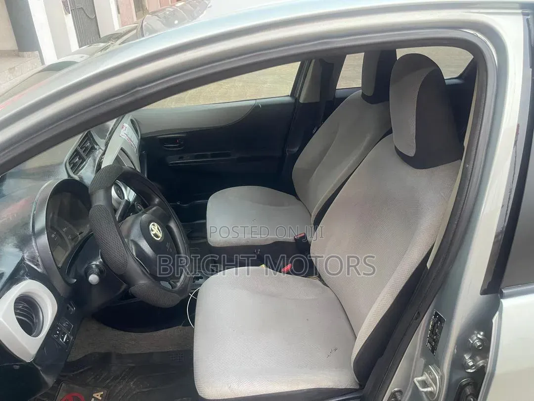 Toyota Vitz 2012 Silver