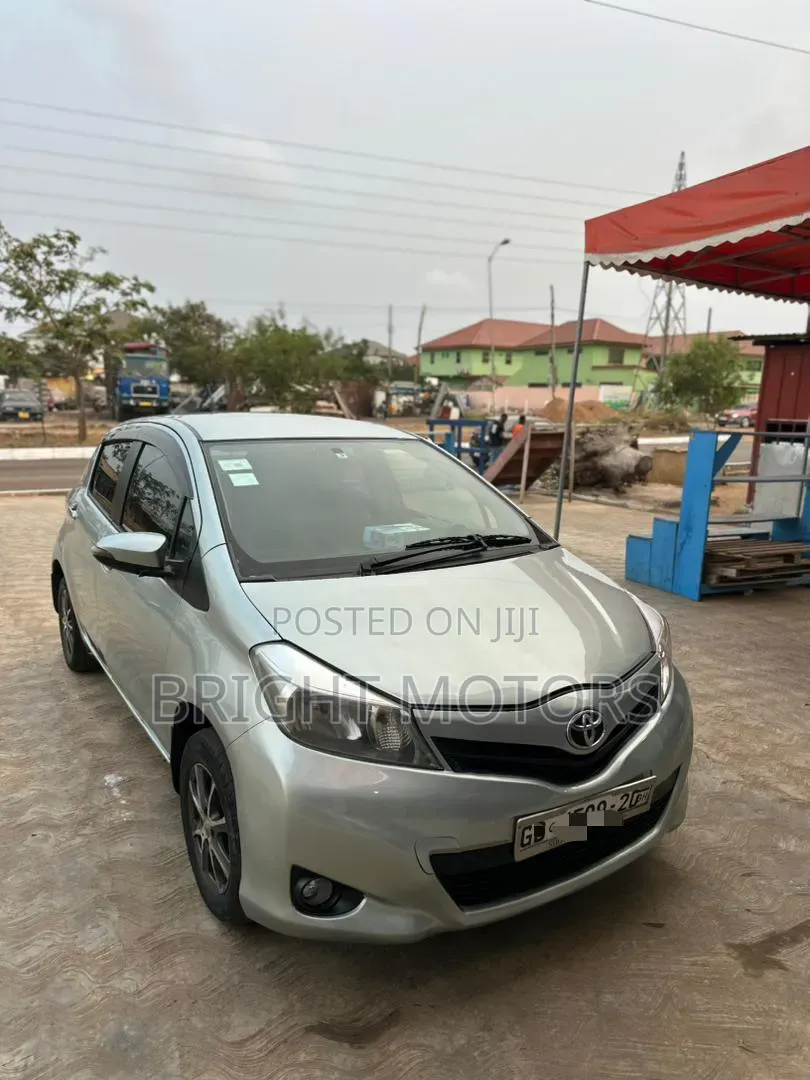Toyota Vitz 2012 Silver
