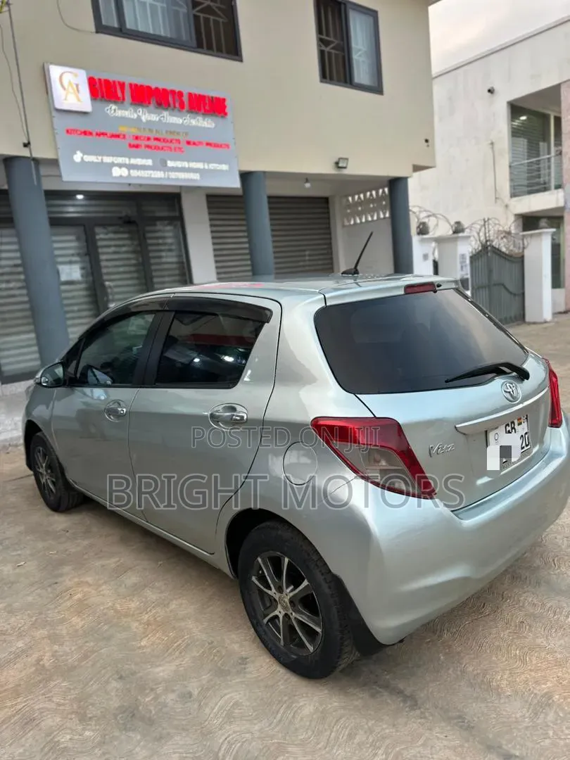 Toyota Vitz 2012 Silver