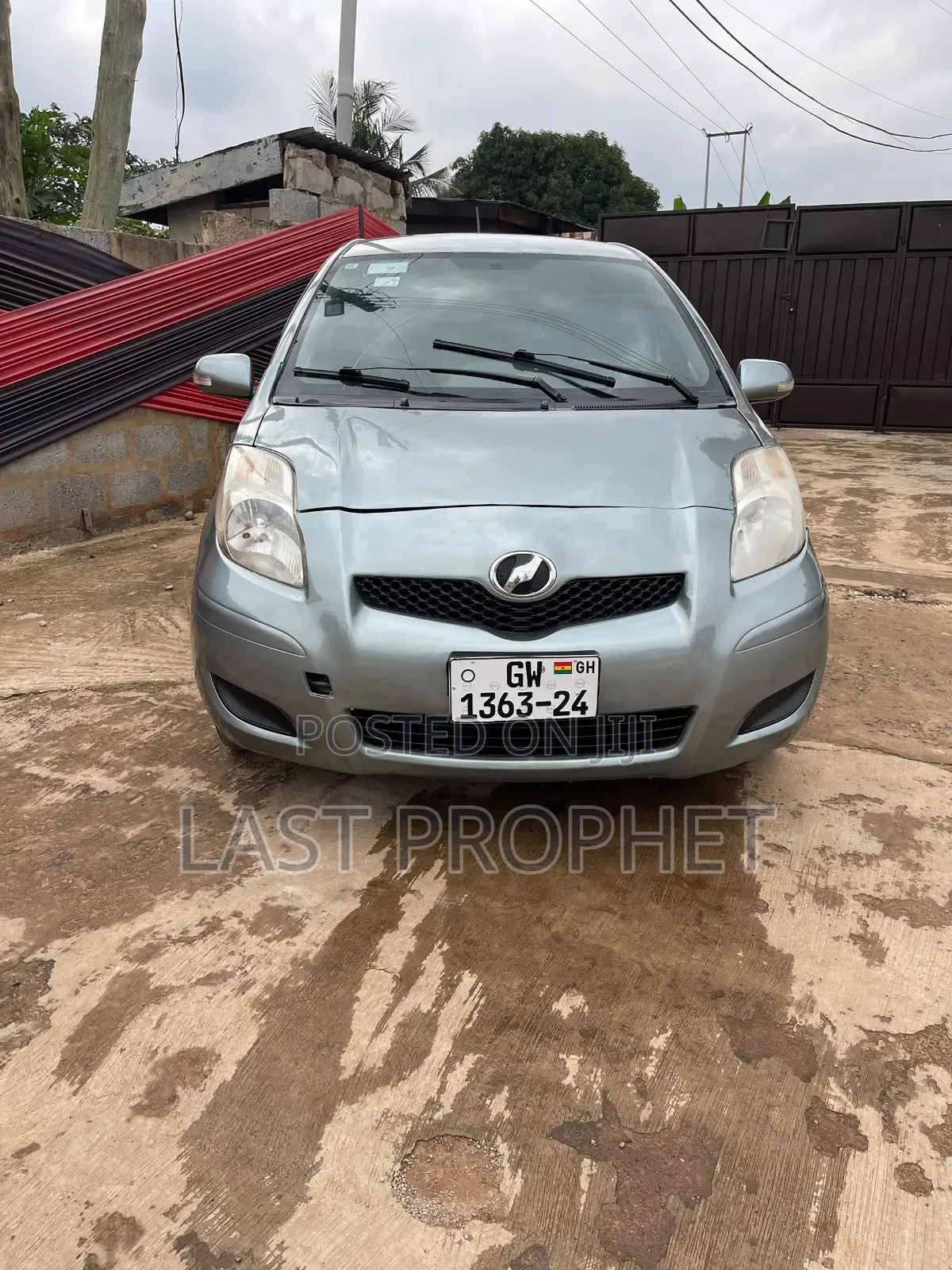 Toyota Vitz 2010 Silver
