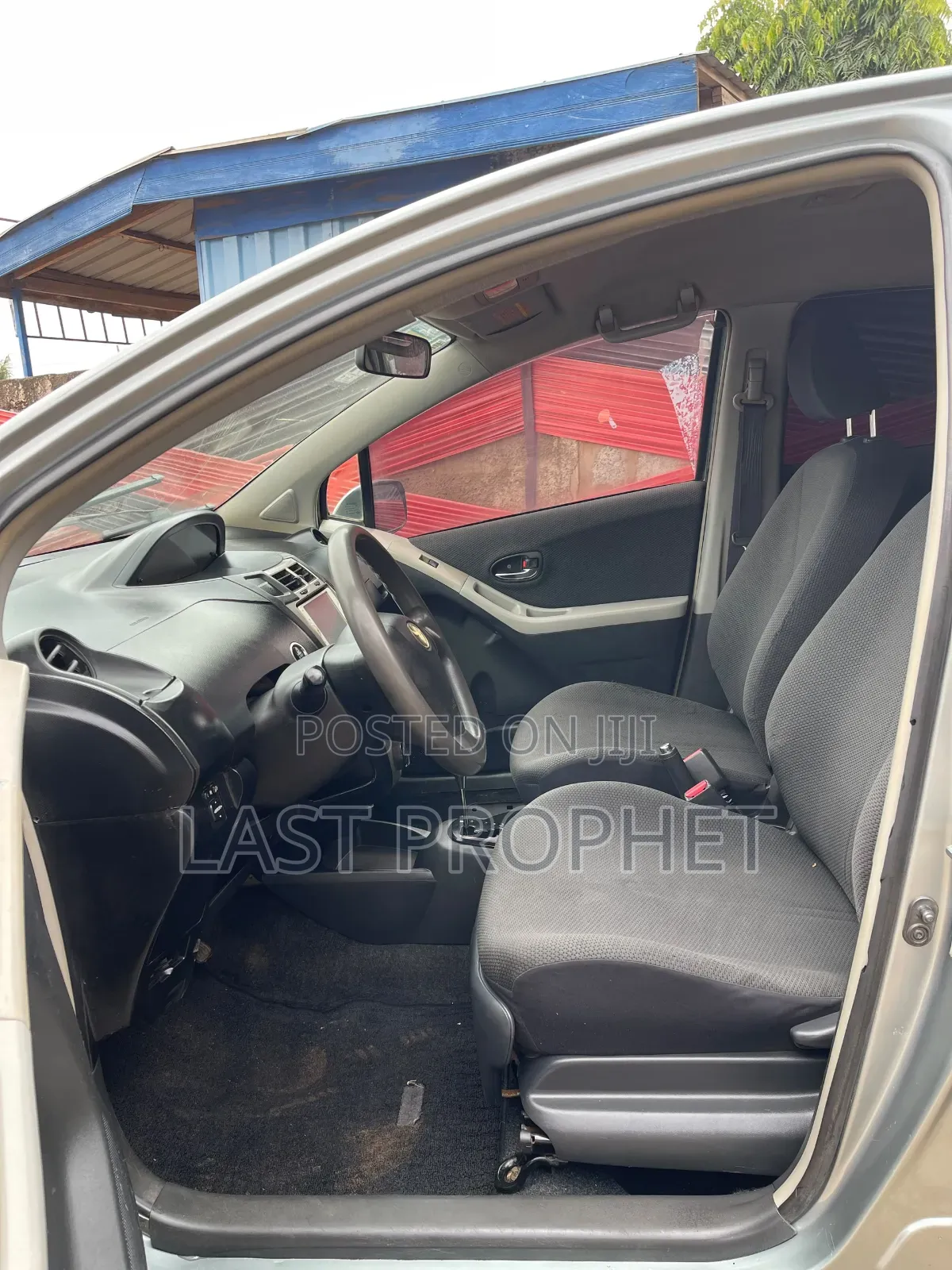 Toyota Vitz 2010 Silver