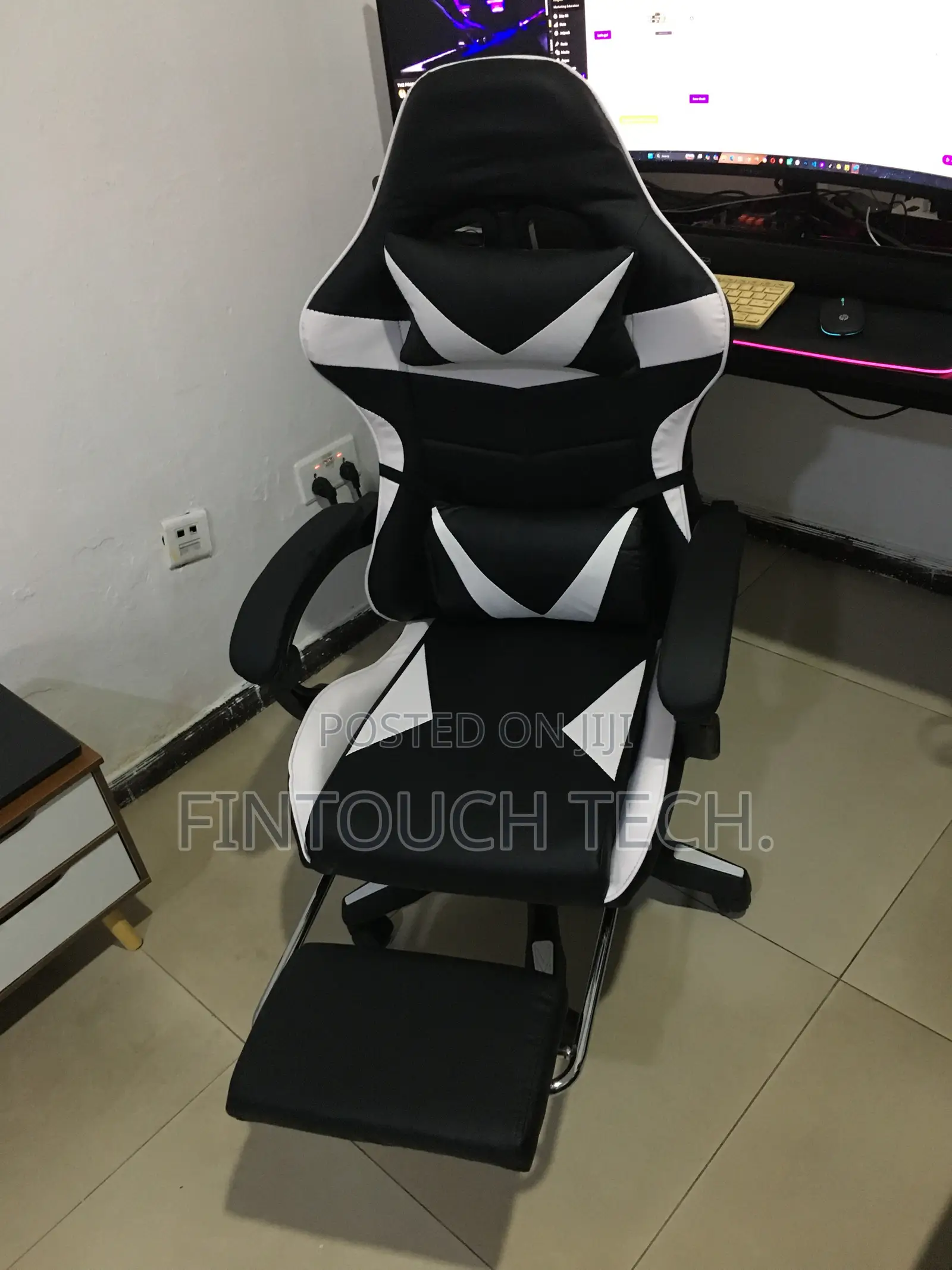Gaming Chair With Recline Function and Leg Rest