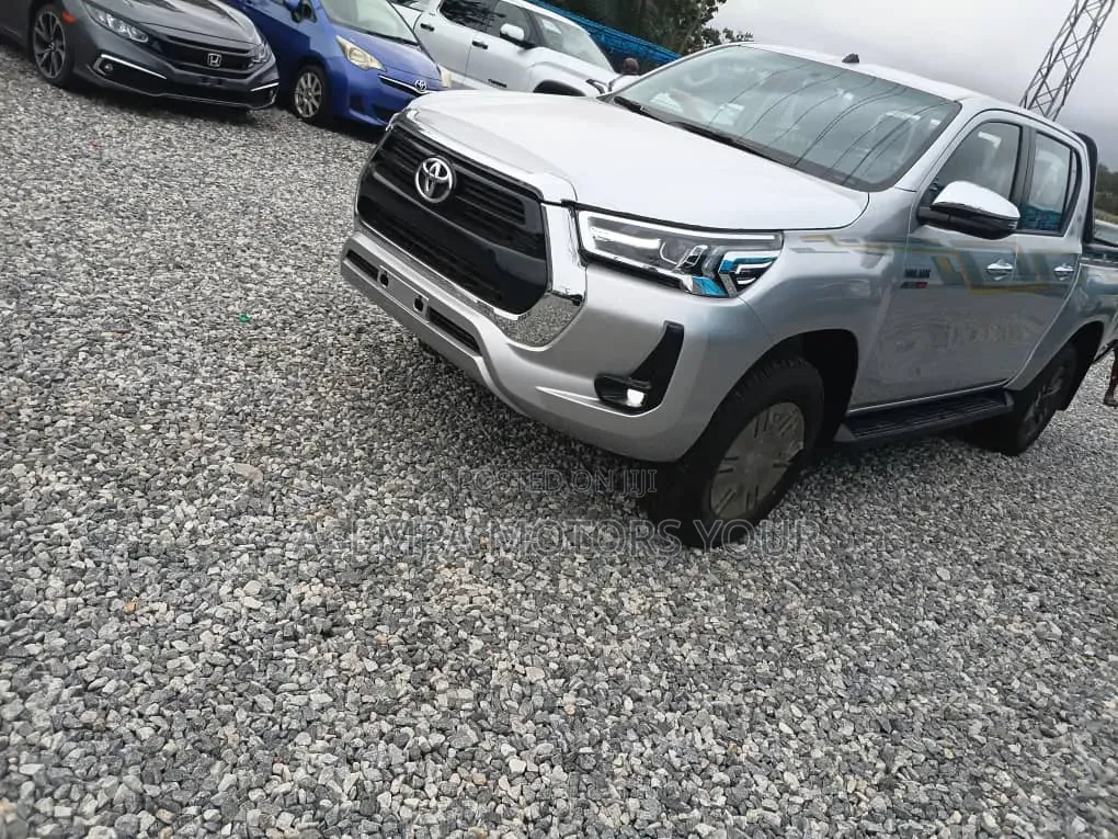 New Toyota Hilux 2025 Silver