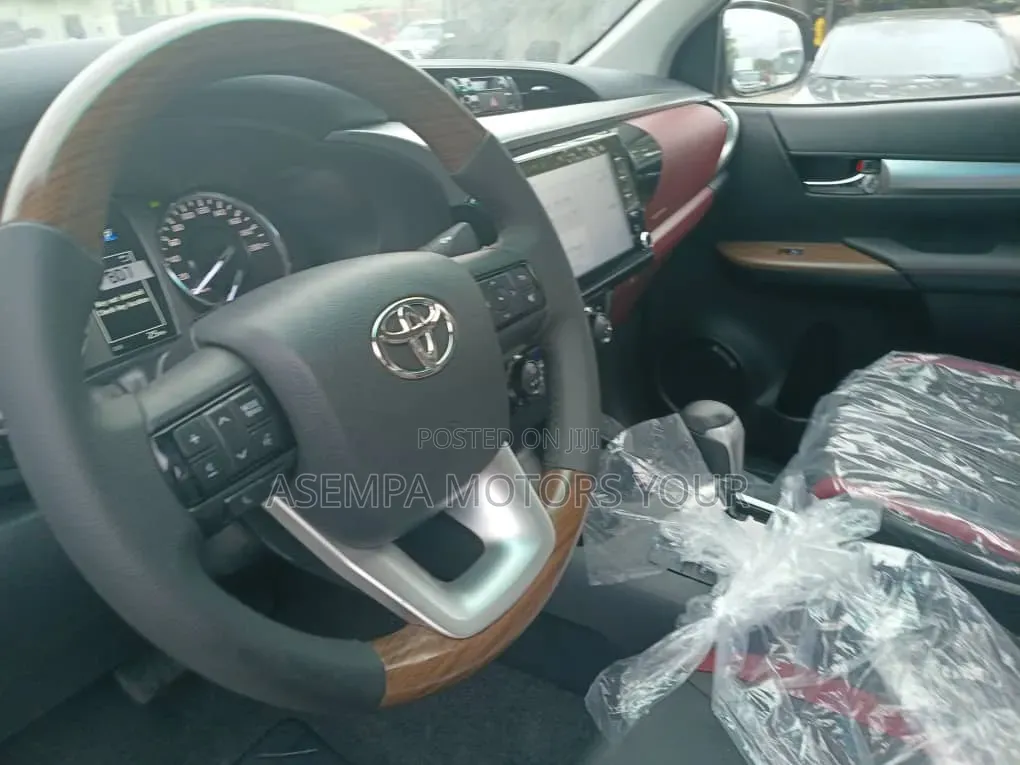New Toyota Hilux 2025 Silver
