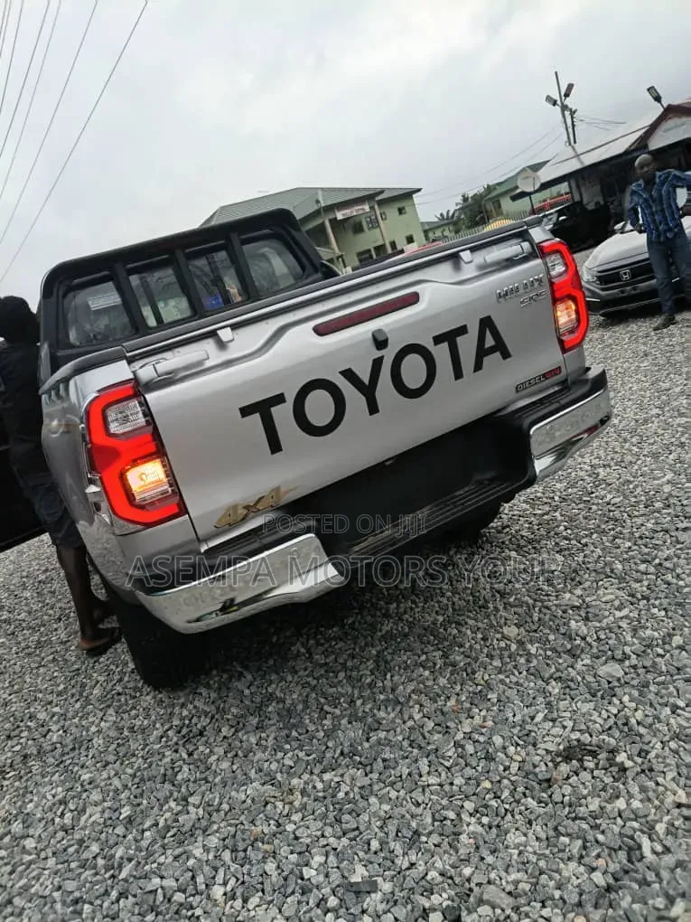 New Toyota Hilux 2025 Silver
