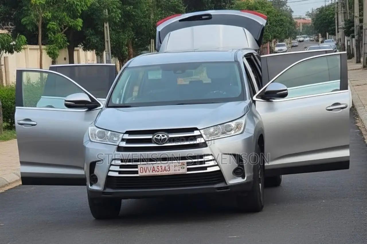 Toyota Highlander LE Plus 2019 Silver