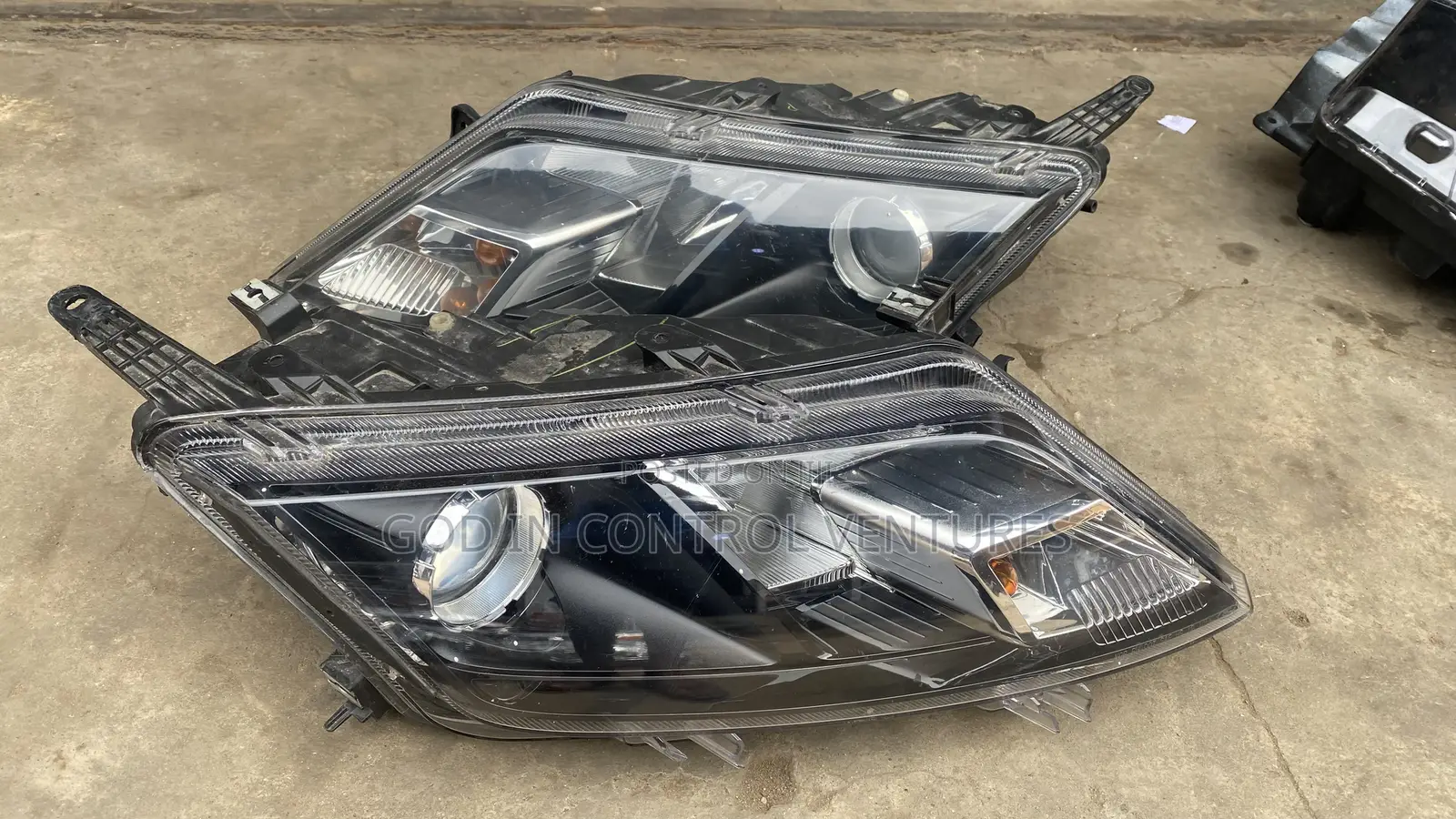 Ford Fusion 2010 Headlight Pair