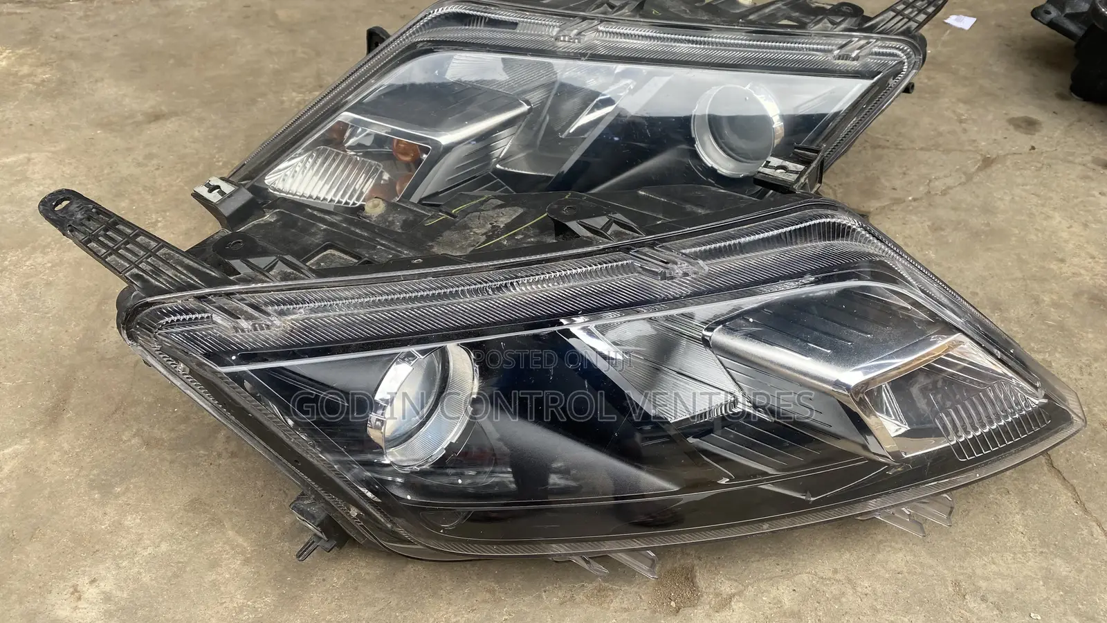 Ford Fusion 2010 Headlight Pair