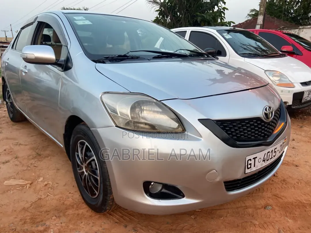 Toyota Belta 2010 Silver