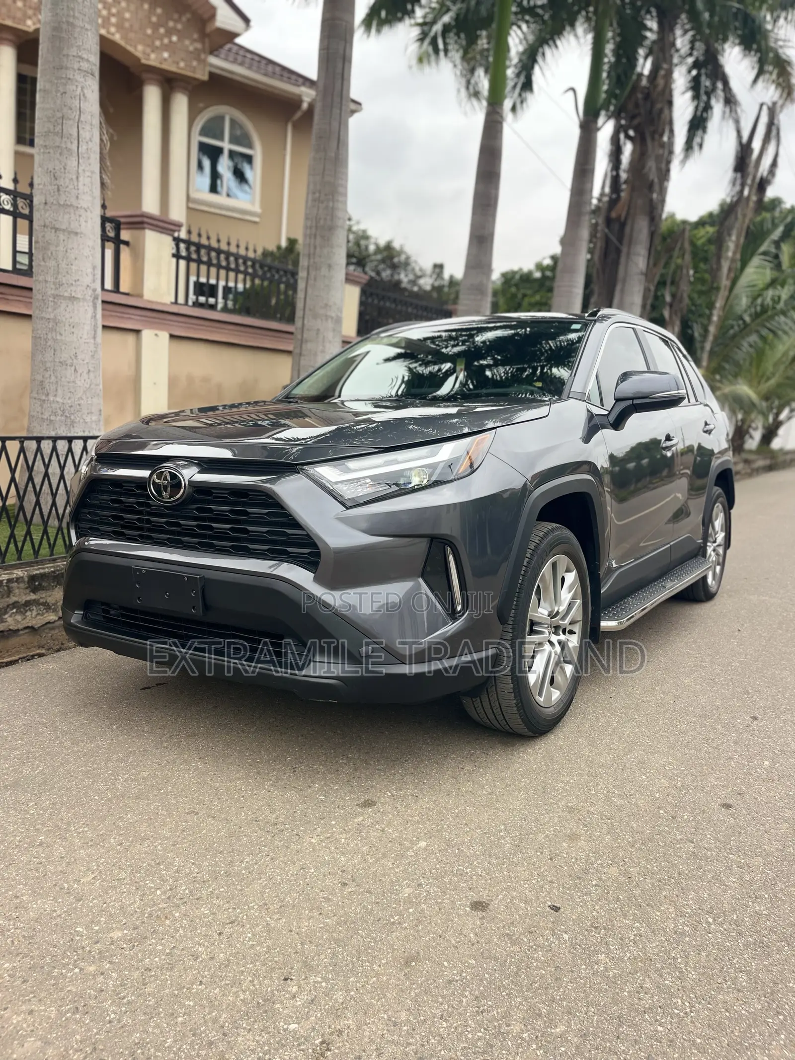 Toyota RAV4 XLE Premium 2025 Gray