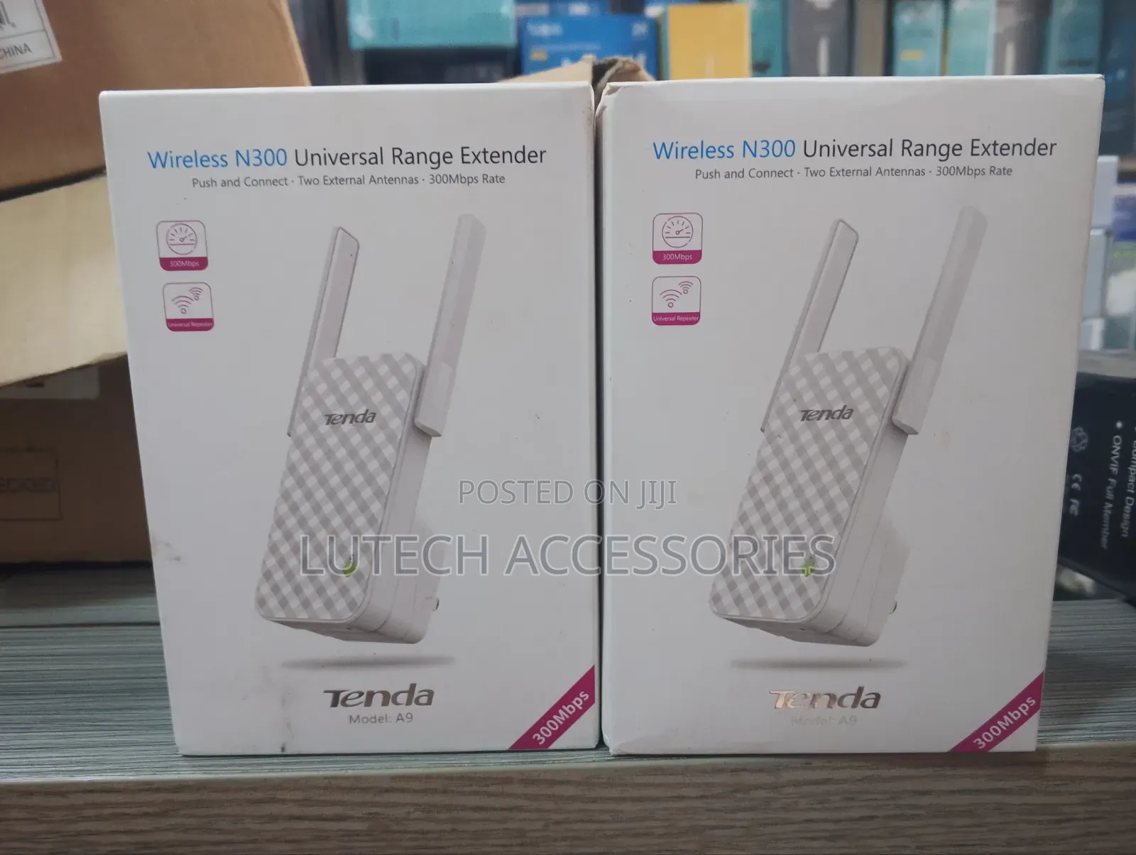 Tenda Wireless N300 Universal Range Extender/ Tenda A9