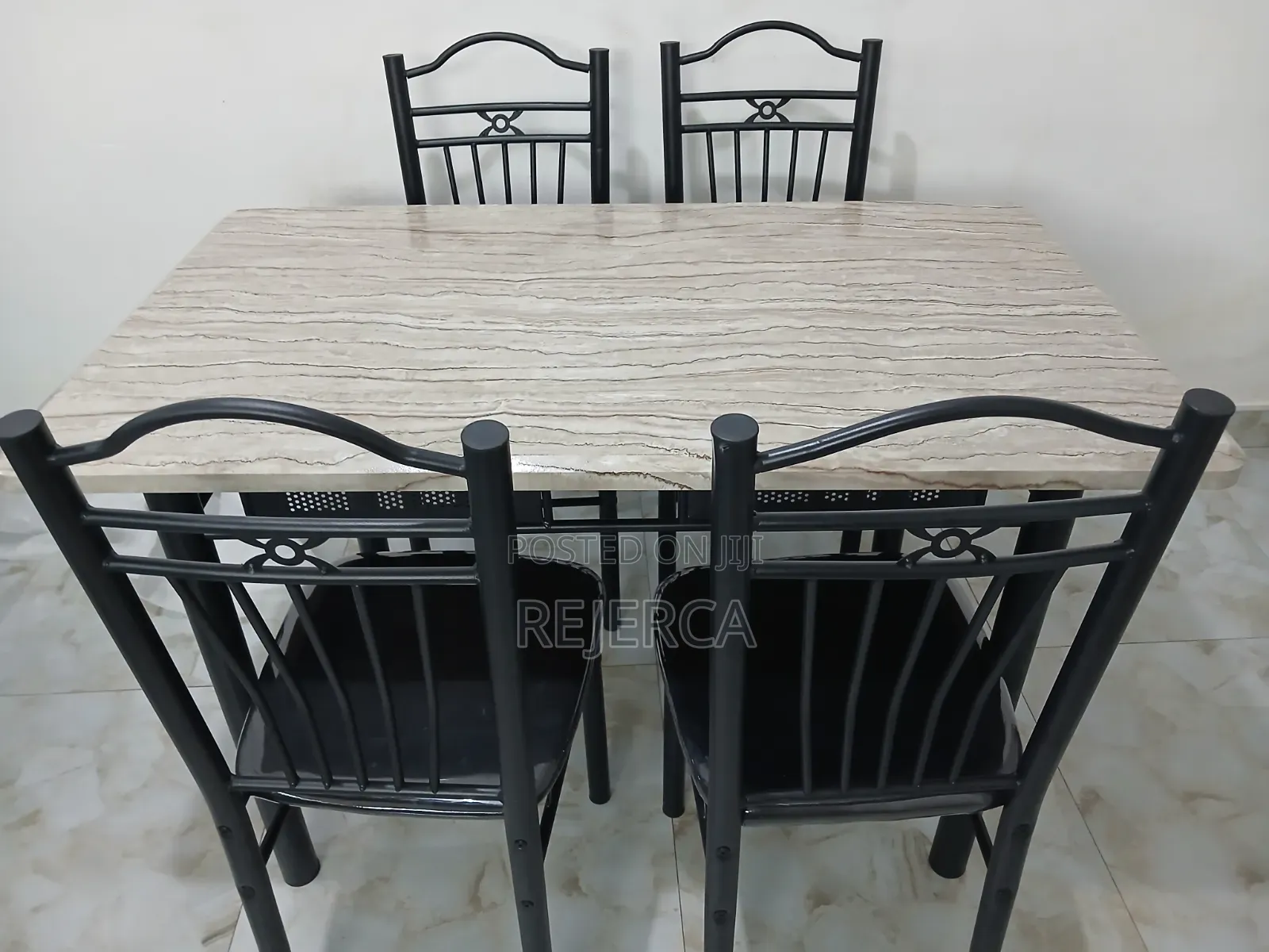 Ddinning Table With 4 Metal Legs