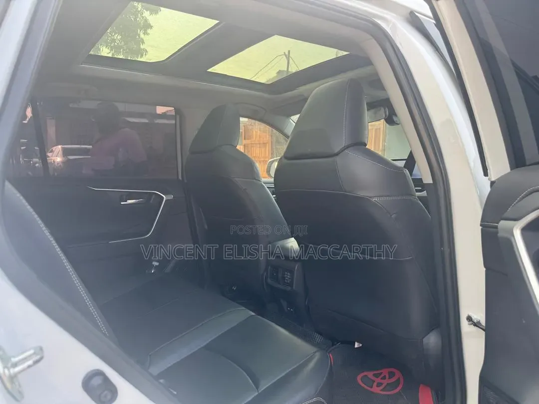 Toyota RAV4 XLE Premium 2025 White