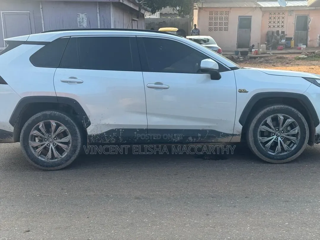 Toyota RAV4 XLE Premium 2025 White