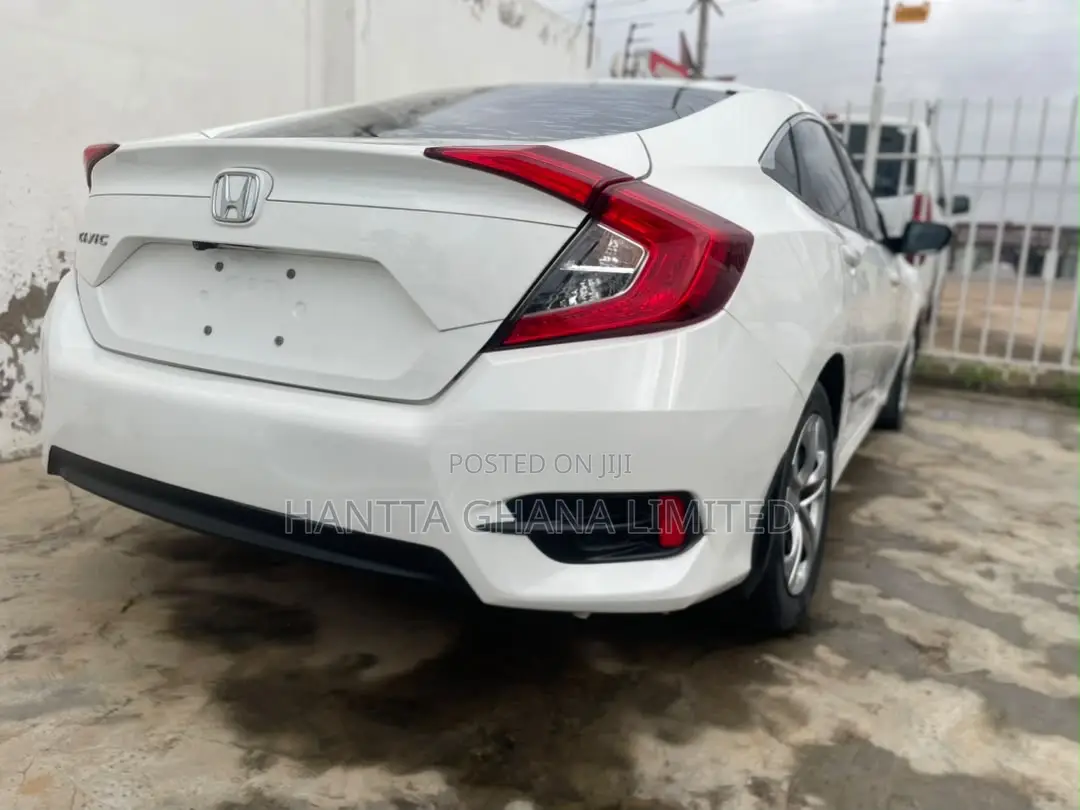 Honda Civic EX Hatchback 2018 White