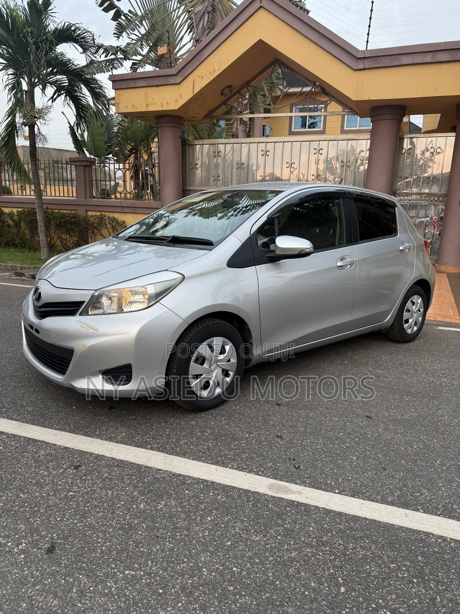 Toyota Vitz 1.3 FWD 5dr 2013 Silver