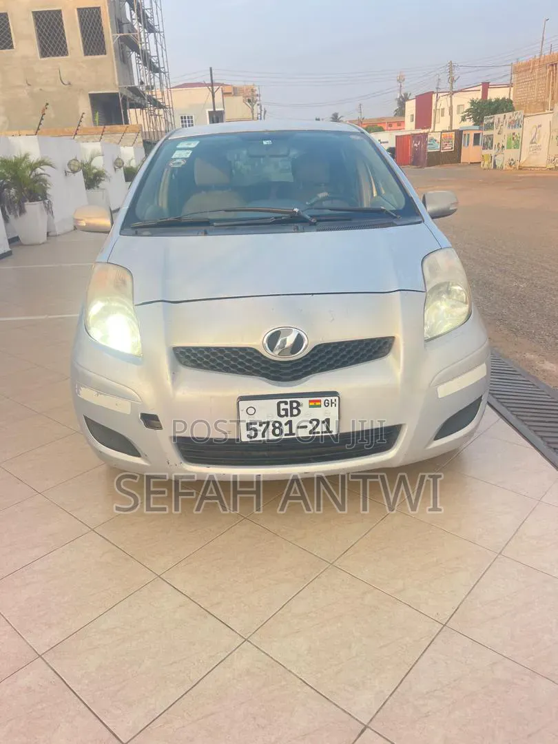 Toyota Vitz 2010 Silver