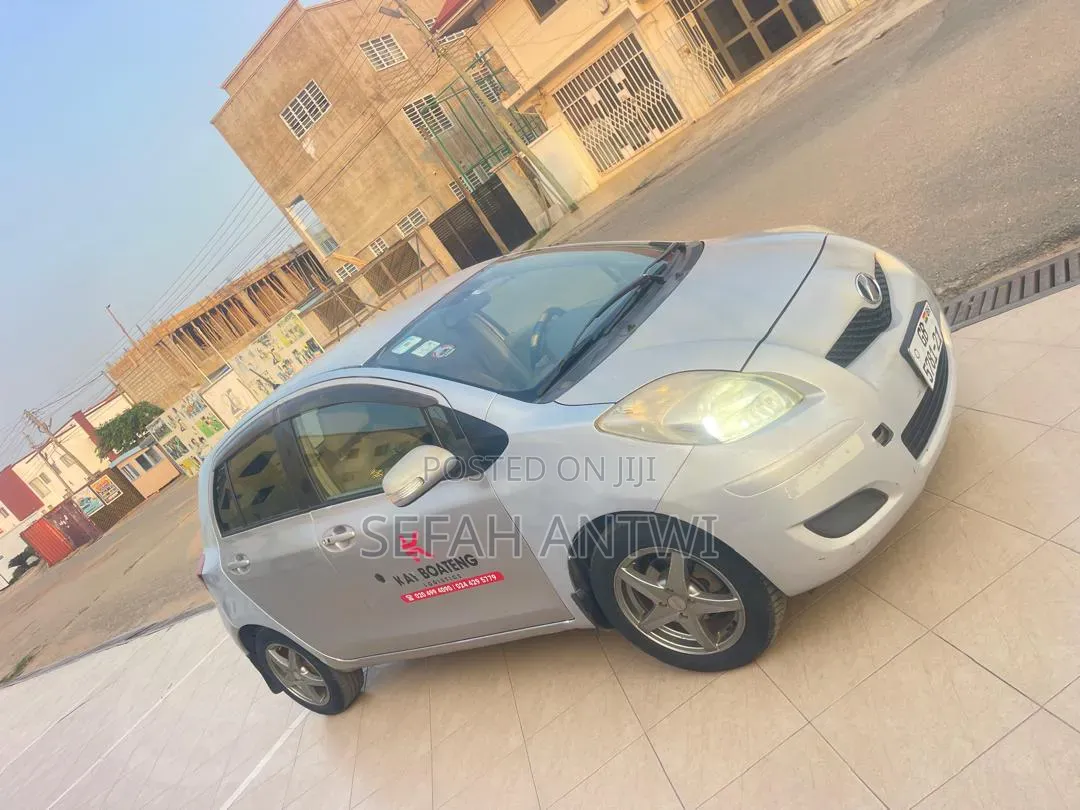 Toyota Vitz 2010 Silver
