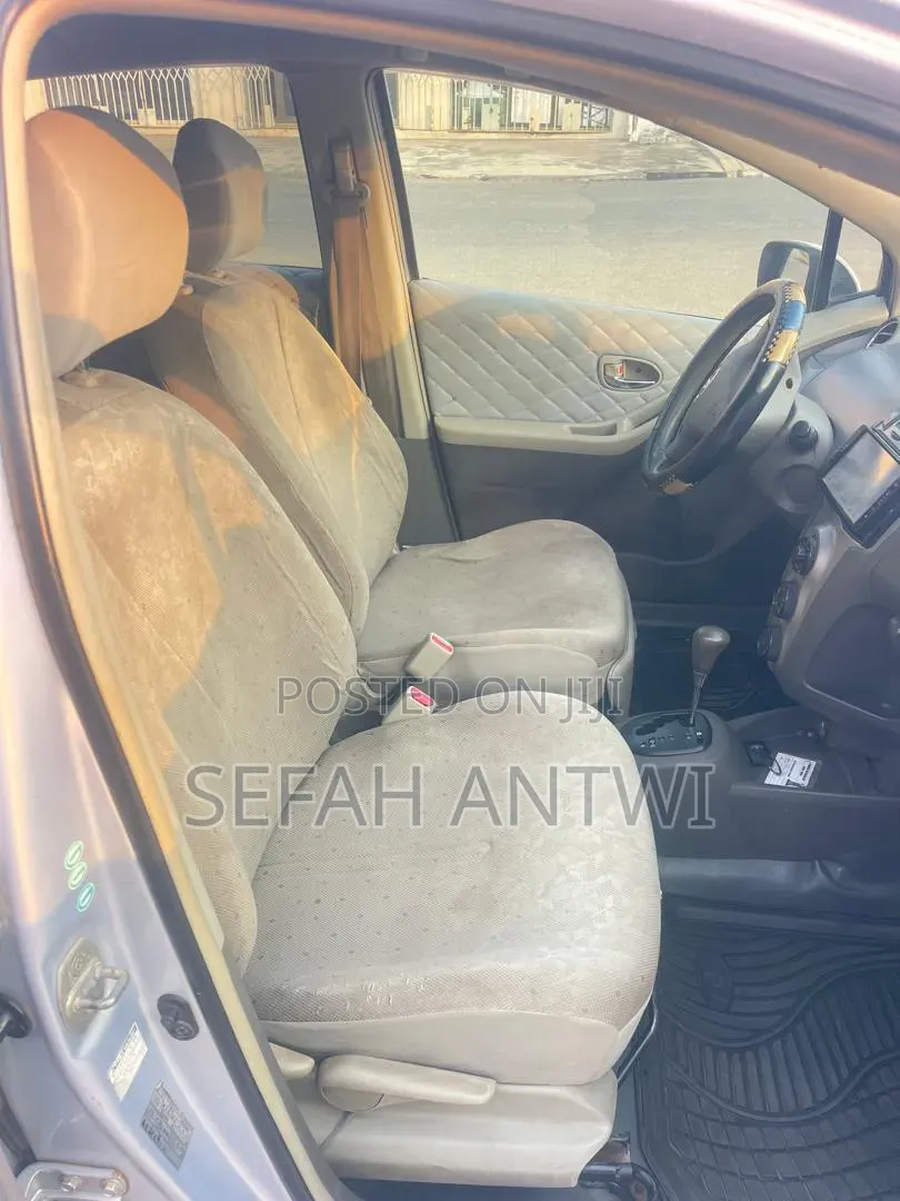 Toyota Vitz 2010 Silver