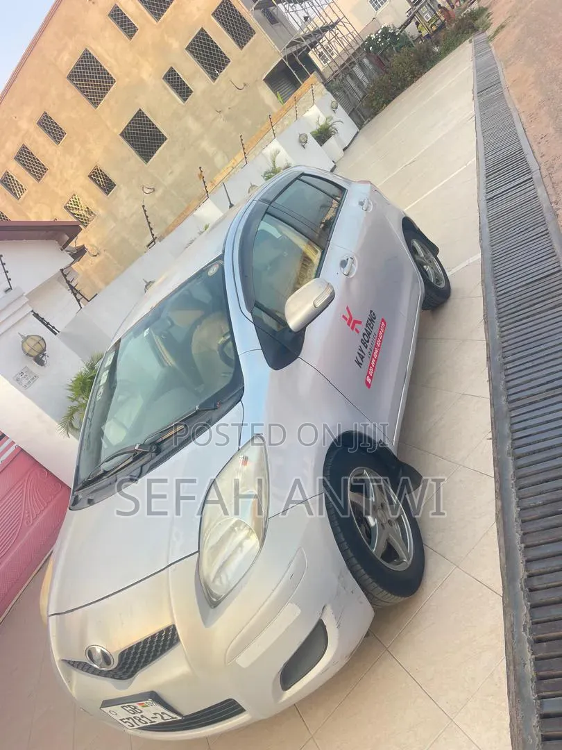 Toyota Vitz 2010 Silver
