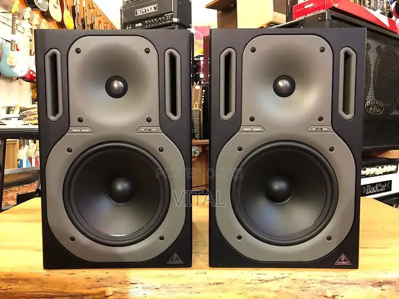 Behringer Truth B2031