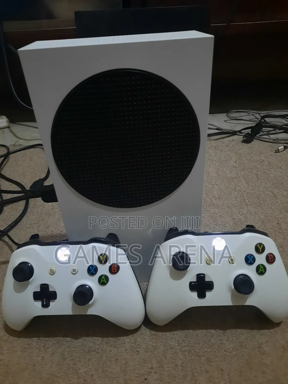 Xbox Series S + 4 Games + 2 Controllers