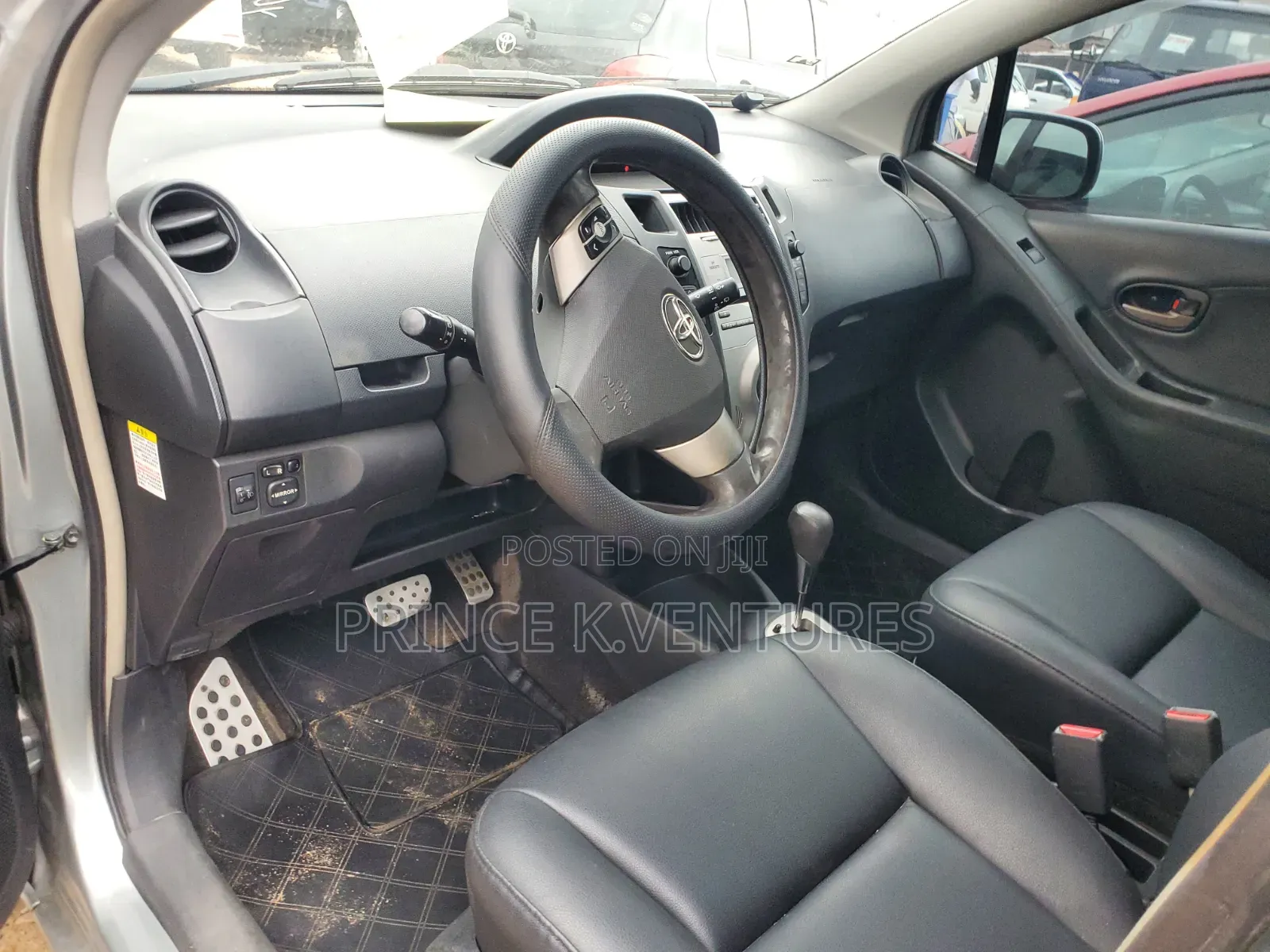 Toyota Yaris Base Hatchback 5dr 2011 Gray