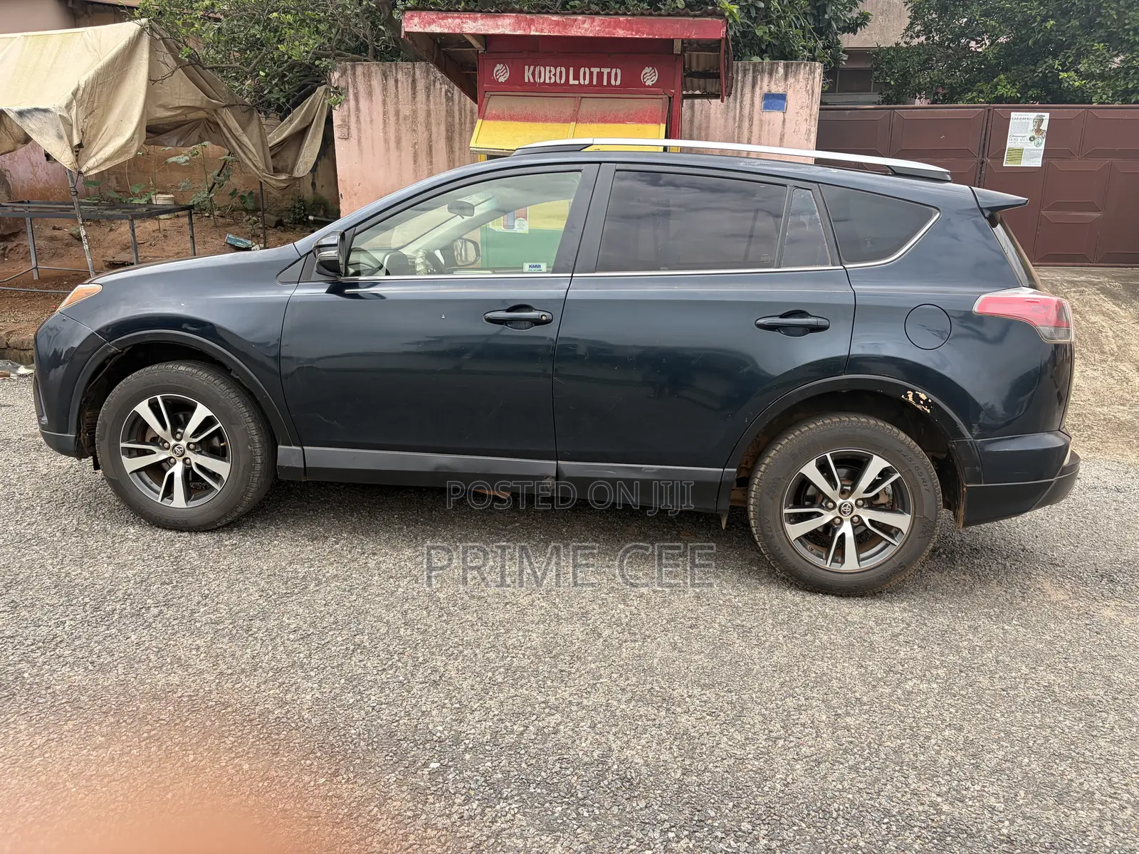 Toyota RAV4 XLE 4dr SUV (2.5L 4cyl 6A) 2018 Blue